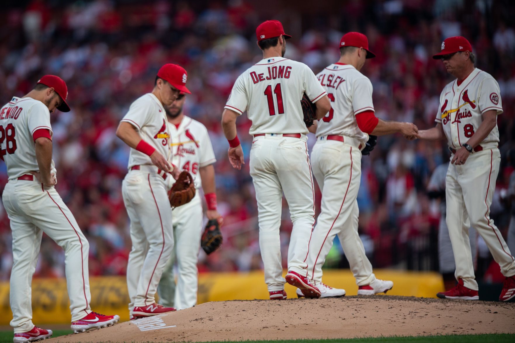 Cardinals try to even up series against Giants